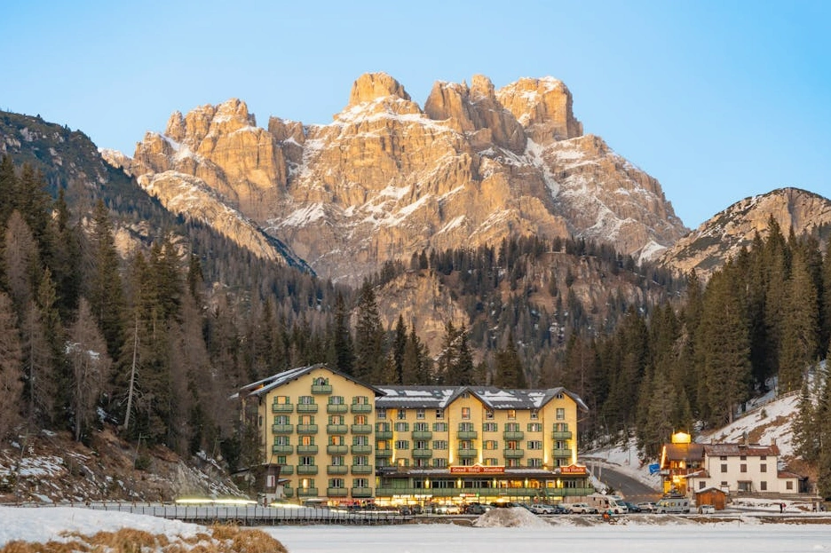 Nowoczesny, luksusowy hol hotelowy w górach